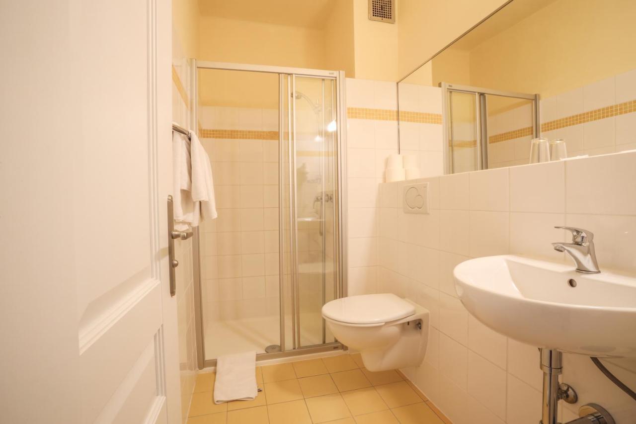 Hotel Kavalir Karlovy Vary Bagian luar foto