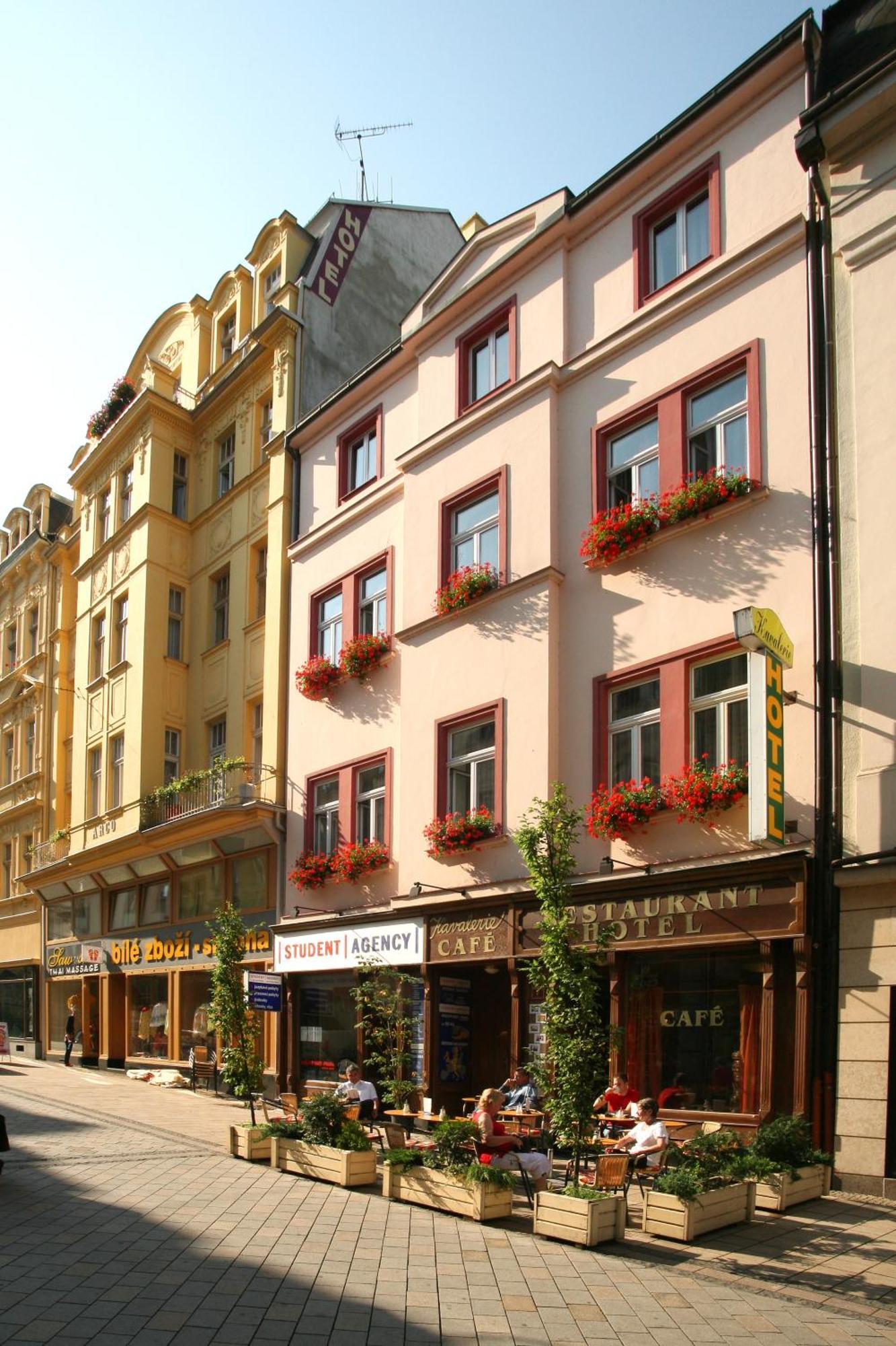 Hotel Kavalir Karlovy Vary Bagian luar foto