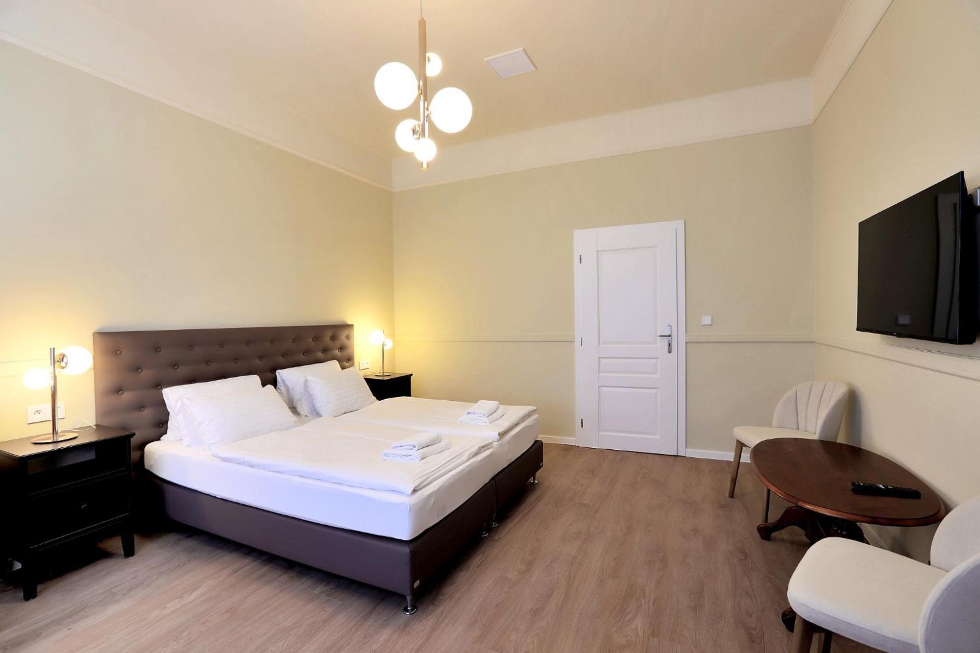 Hotel Kavalir Karlovy Vary Bagian luar foto