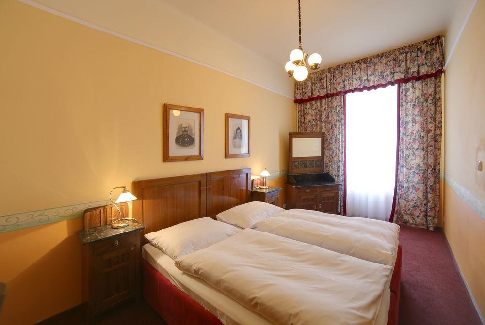 Hotel Kavalir Karlovy Vary Bagian luar foto