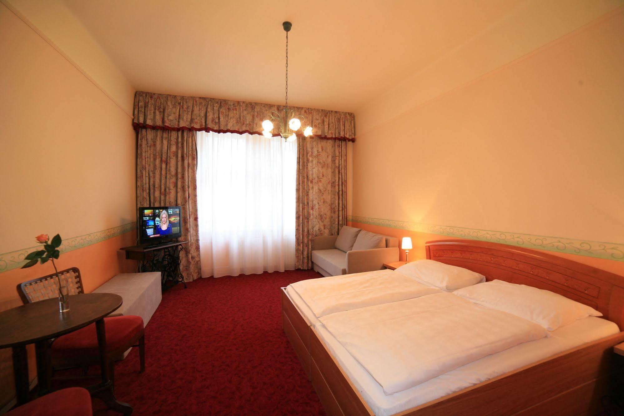 Hotel Kavalir Karlovy Vary Bagian luar foto