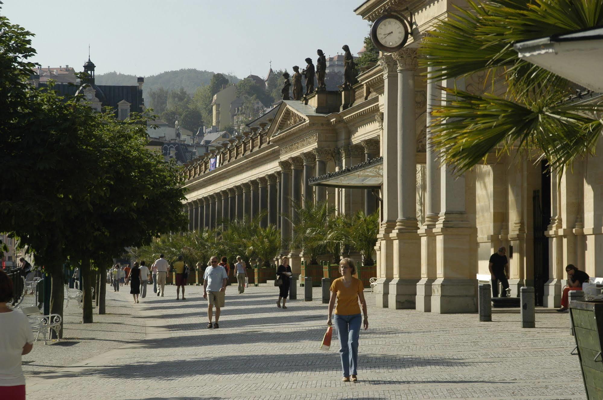 Hotel Kavalir Karlovy Vary Bagian luar foto