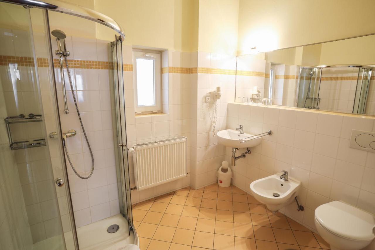 Hotel Kavalir Karlovy Vary Bagian luar foto
